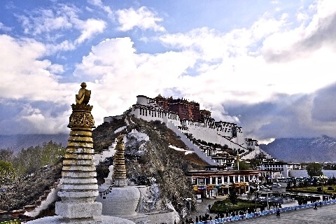 Il buddismo tibetano. Tenzin Gyatso, il XIV (Claude B. Levenson)